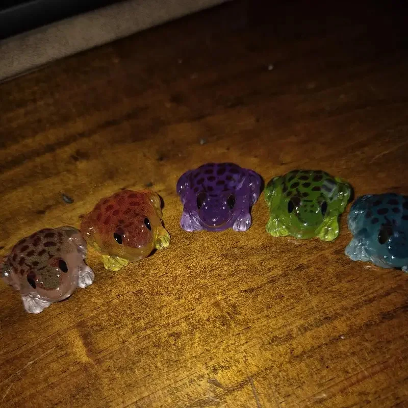 5 قطع من تماثيل الضفدع المضيئة المصغرة بألوان زاهية، مثالية لتزيين المناظر الطبيعية الطحلبية، وتزيين حافظة الهاتف المحمول #3