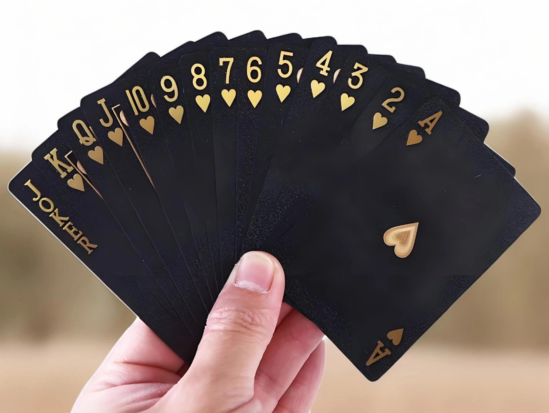 

Золотые игральные карты Набор для покера из золотой фольги Европейская долларовая сетка Золотая пластиковая фольга для покера Прочные водонепроницаемые карты