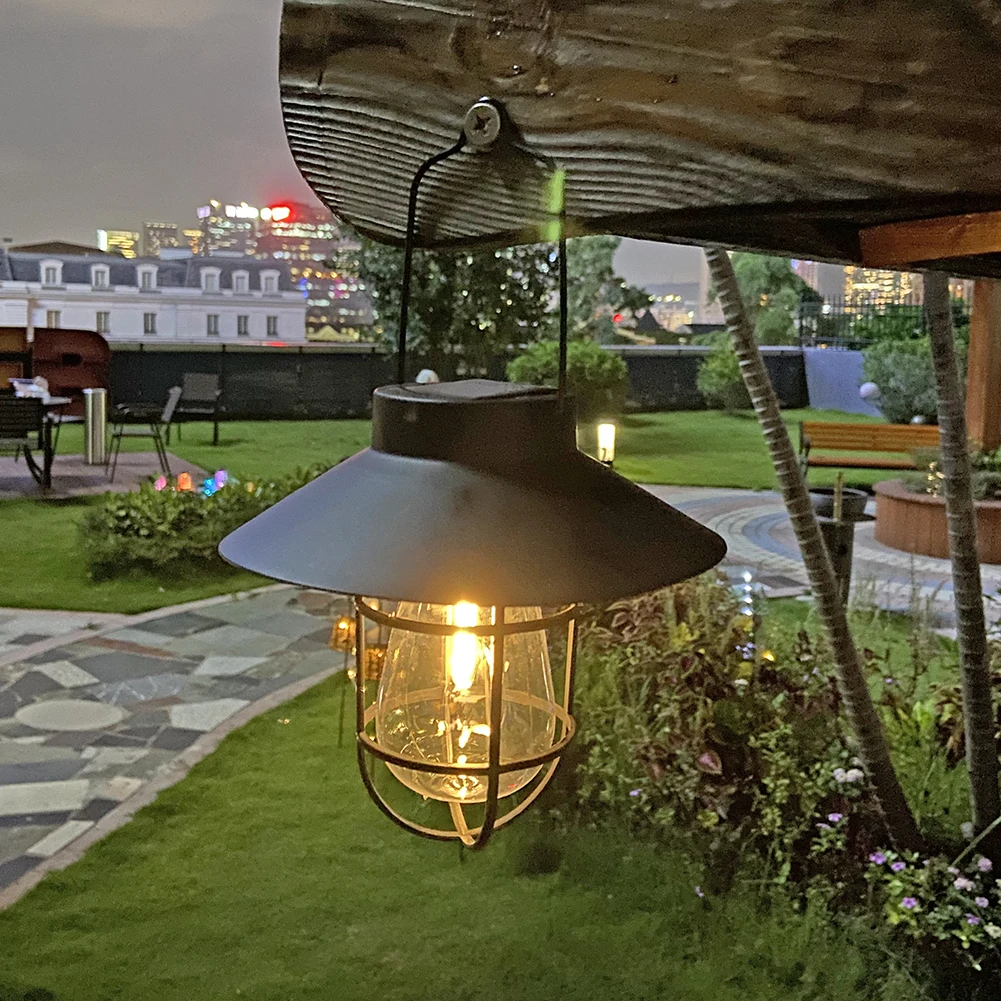 Lampu lentera tenaga surya, lampu tenda gantung luar ruangan, lampu tenaga surya logam Vintage tahan air dengan bohlam Tungsten untuk dekorasi teras taman