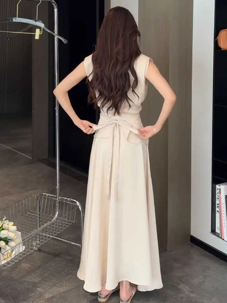 طقم توب وتنورة أبيض أنيق بدون أكمام للنساء، طقم مكون من قطعتين بتصميم كوري أنيق لصيف 2025، برقبة دائرية وبنطلون طويل