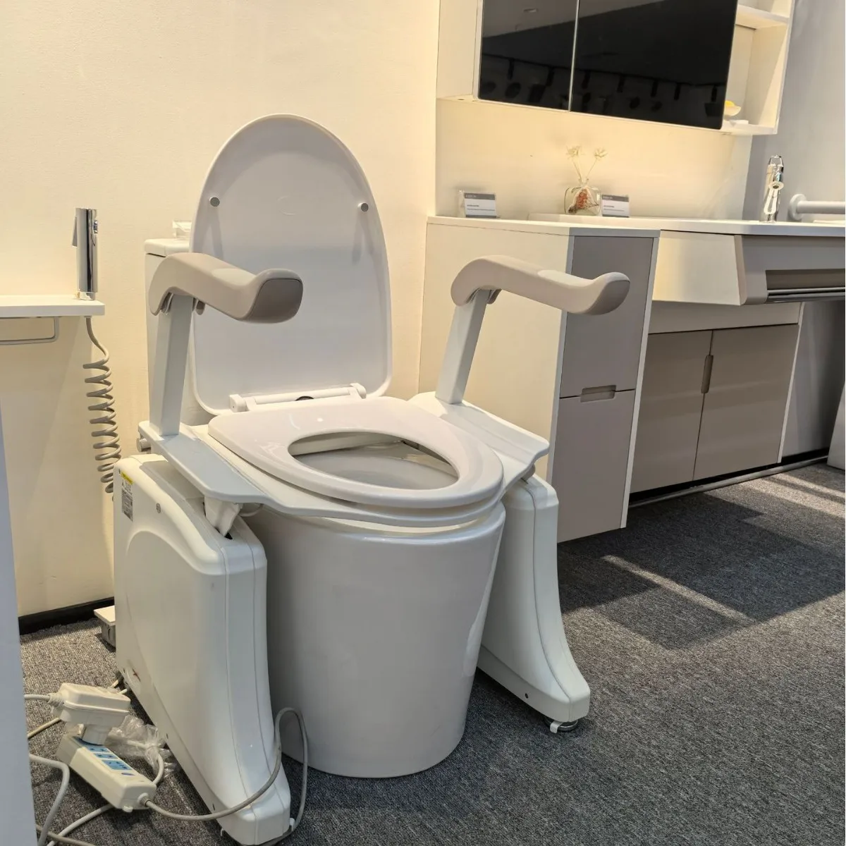 高齢者、妊婦に適したスマート電動昇降式トイレホルダー