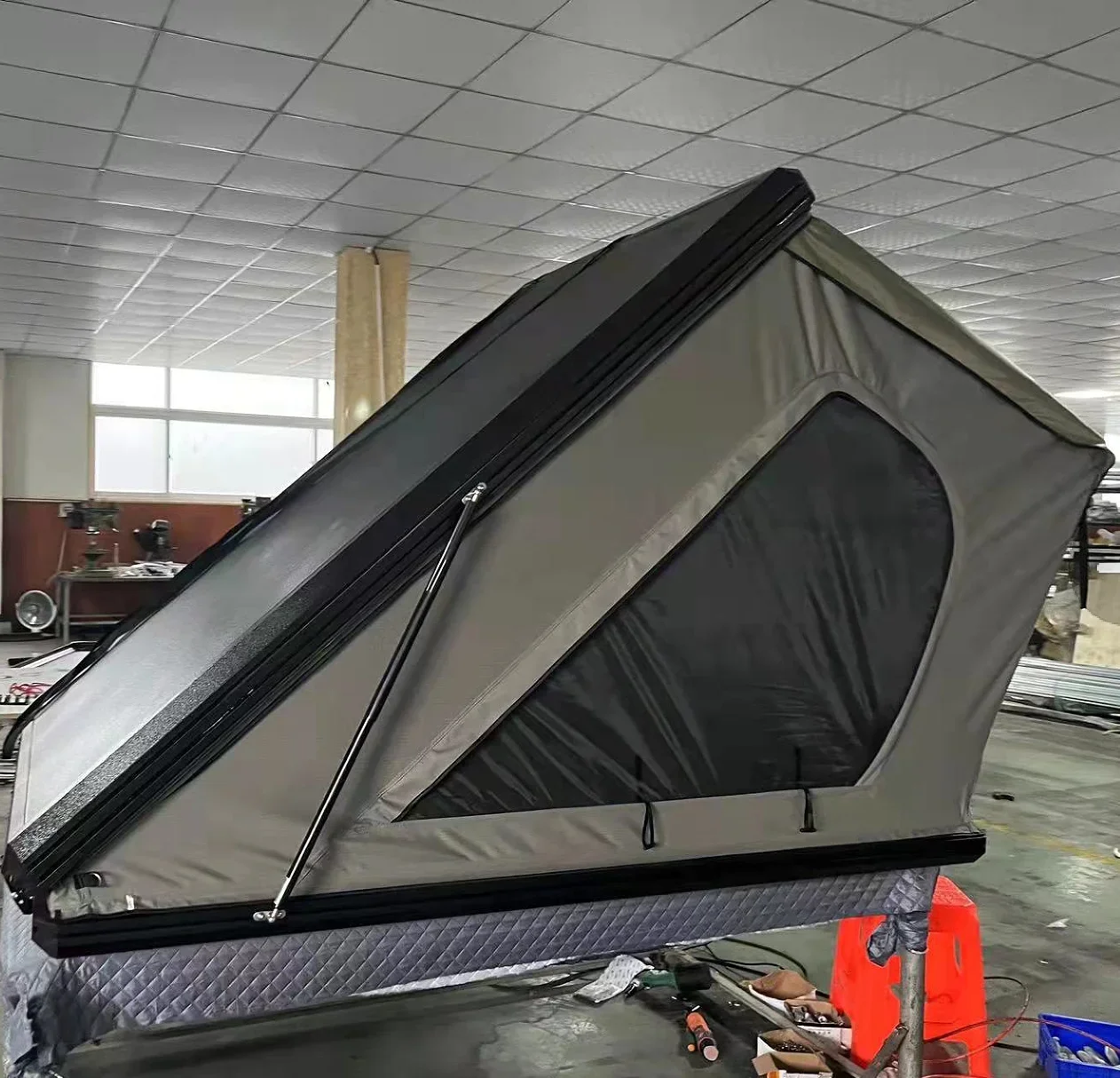 

2024 new prudoct Hard Shell wedge Roof Top Tent Camper Car RoofTop Tent suv aluminium triangle hard shell roof top tent