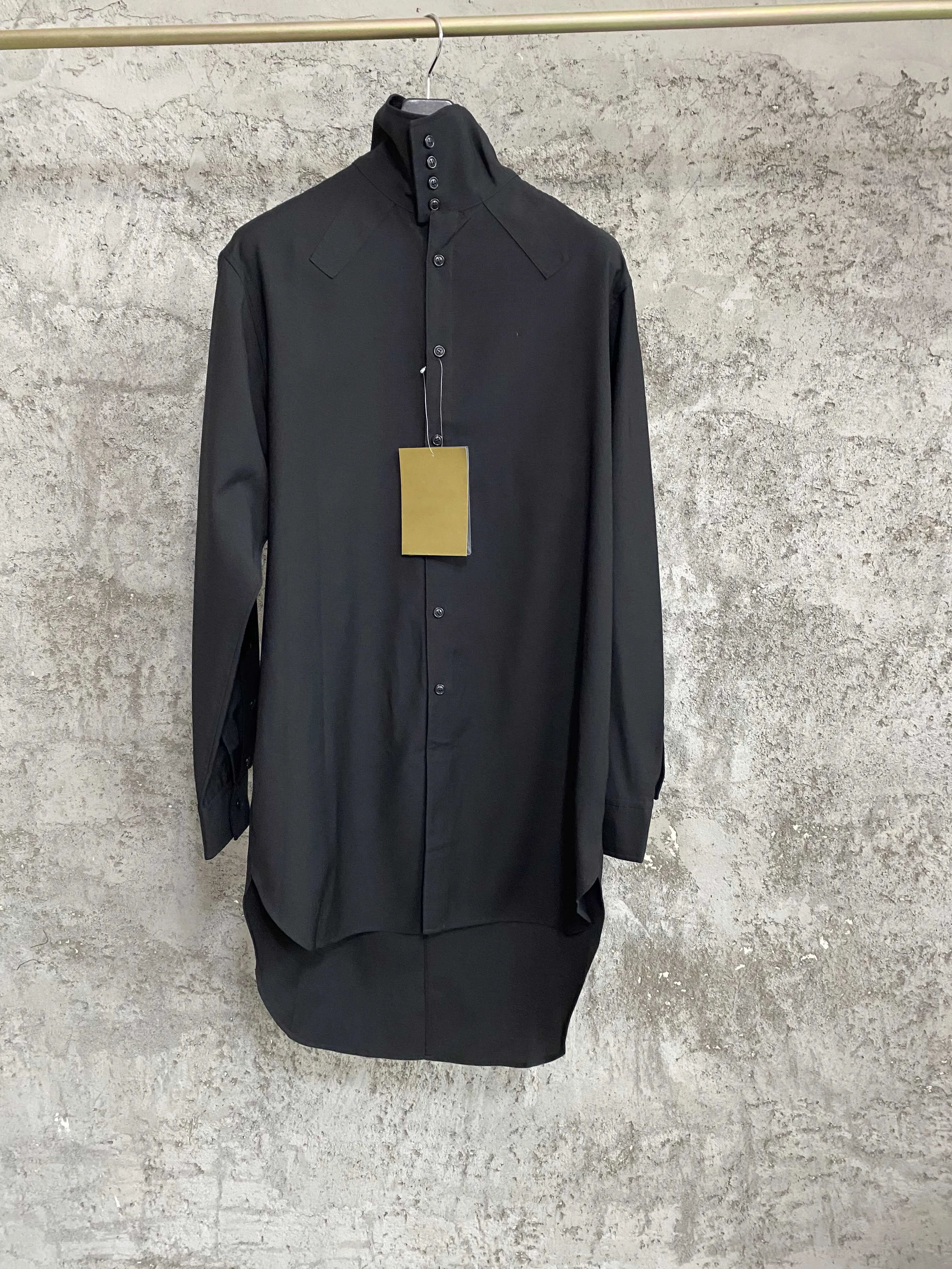The front short and back long silk sleeves are adjustable. The shirt has a design sense. The collar is single-breasted and the s