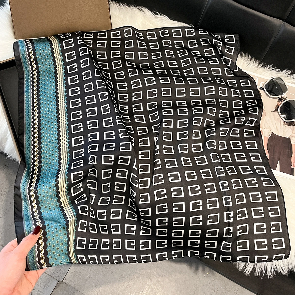

Fashionable Geometric Print Square Scarf Shawl for Women Autumn New Arrival Silk Material Flat Weave Personalized Trendy Design