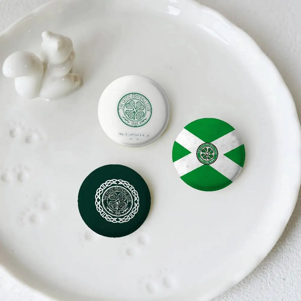 C-CelticS كول F-FC شارات بروش مستدير لطيف الكرتون المعبود تأثيري شارات DIY بها بنفسك على ظهره الملابس دبابيس المجوهرات