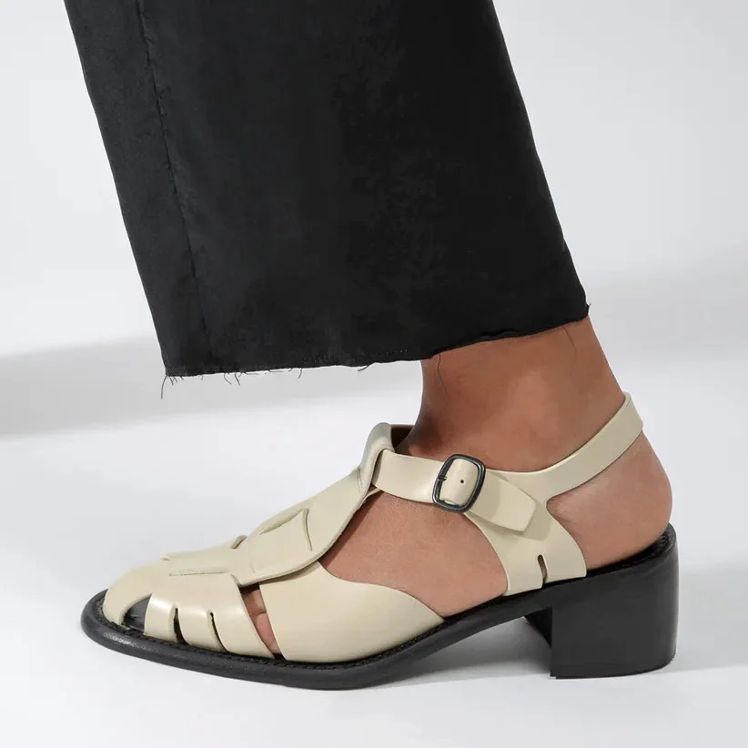 Sandálias femininas de salto alto Hereu, salto grosso, couro de vaca, sapatos franceses Hollow Roman, pulseira em T, primavera e verão, 2023