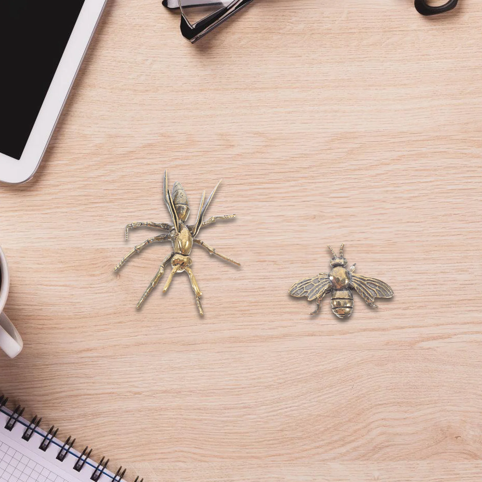 

2Pcs Vintage Brass Wasp Bee Sculptures Animal Desk Decorations for Office Study Table Living Room Art Collectibles