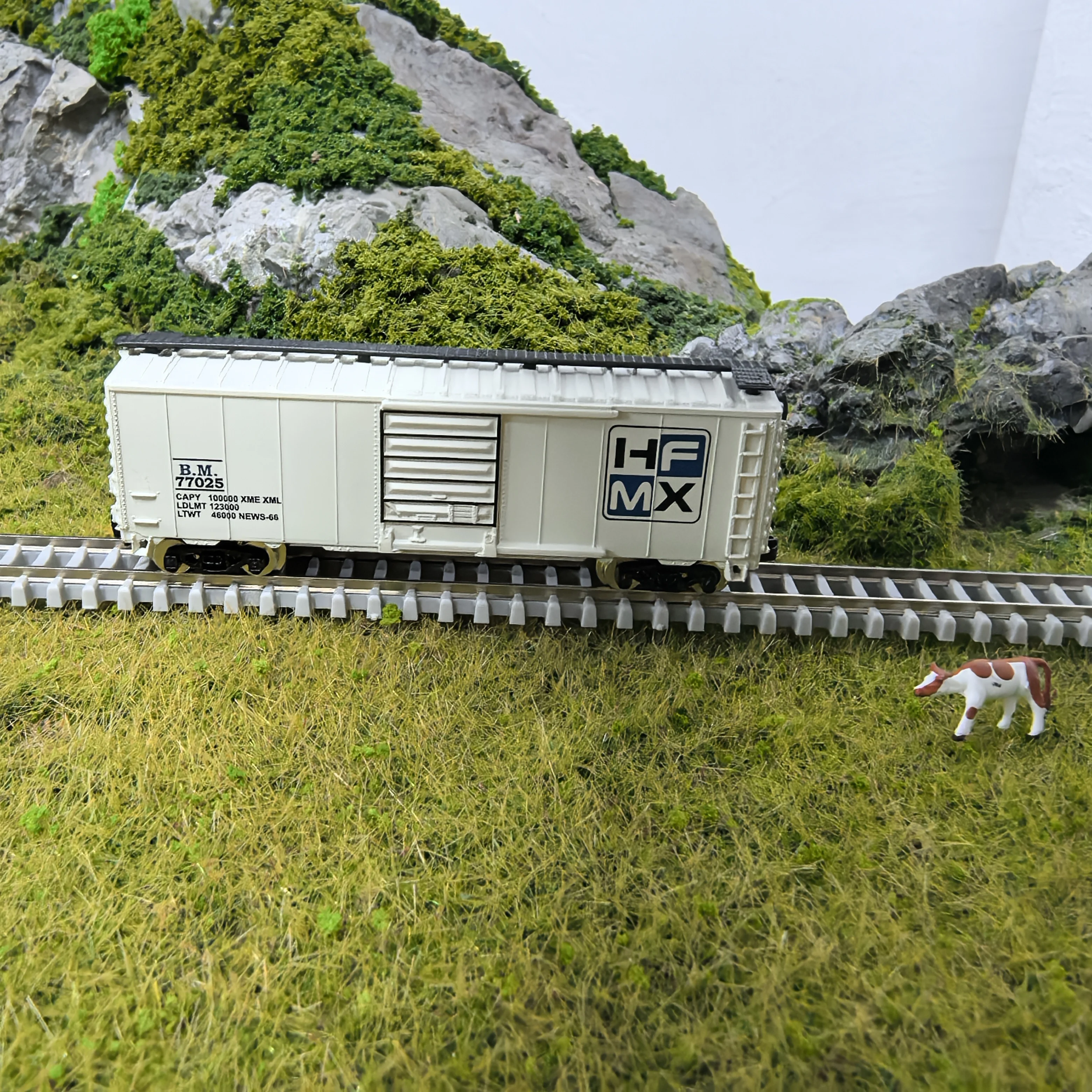 

1:160 N Scale White Refrigerated Compartment Train Model, Compatible with Standard Track for Railway Diorama & Collector Disp