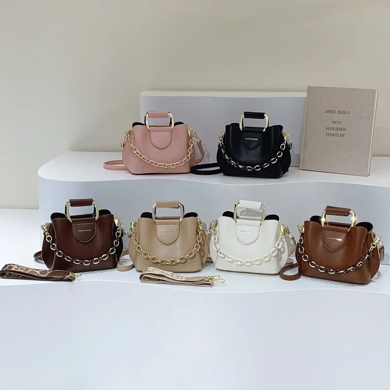 

Spacious Carryall 2025 — женская сумка через плечо с широким ремнем в винтажном элегантном стиле