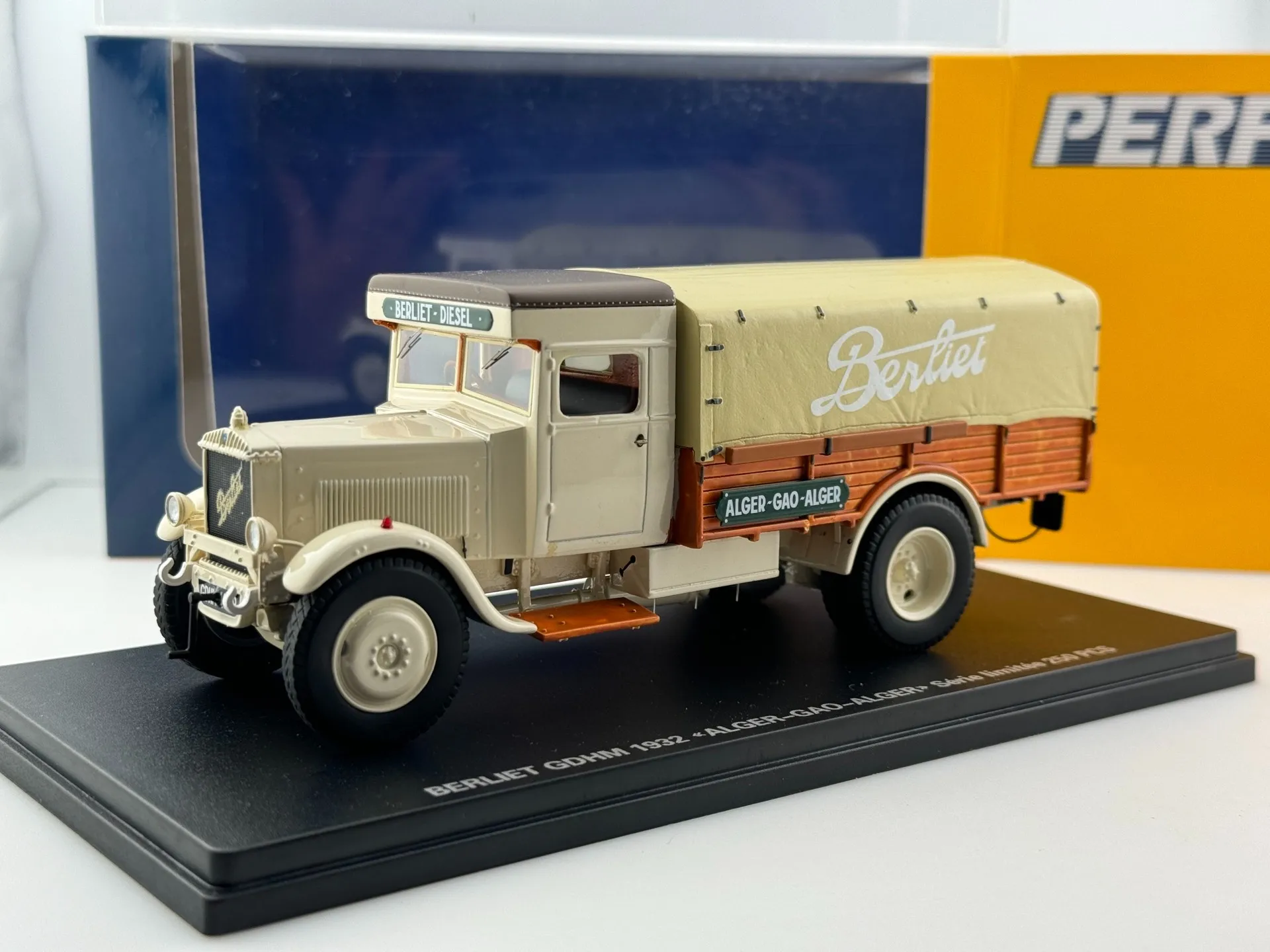 Modèle de voiture en résine moulé sous pression PERFEX, échelle 1/43, jouet de collection, cadeau, affichage Souvenir, ornement