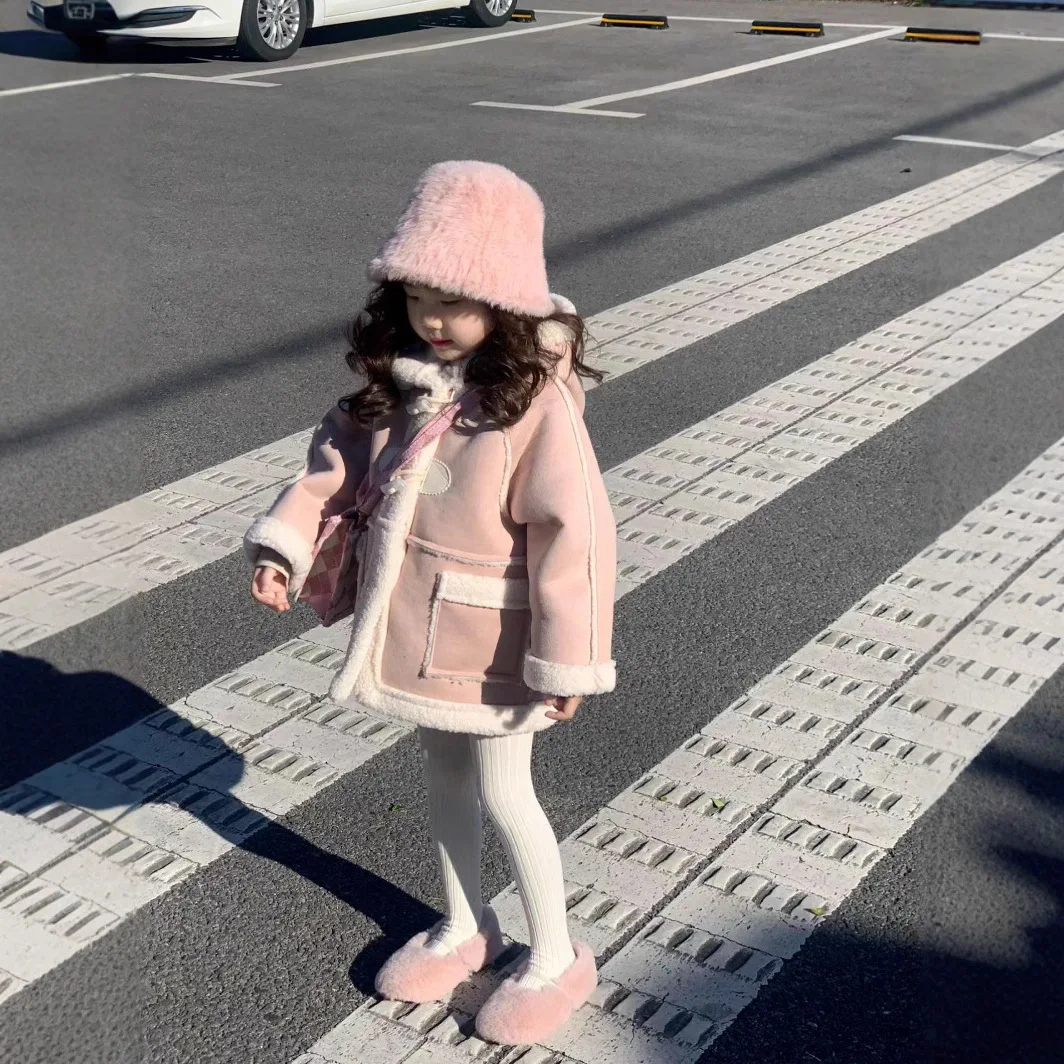 معطف الفتيات 2025 شتاء النسخة الكورية الجديدة المألوف من جلد الغزال معطف مقنع دافئ عصري ملابس حلوة وجذابة #1