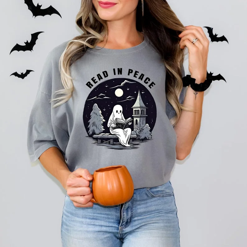 Comfort Kleuren Halloween Geest Lezen In Vrede T-Shirt, Halloween T-Shirt Ons Maat