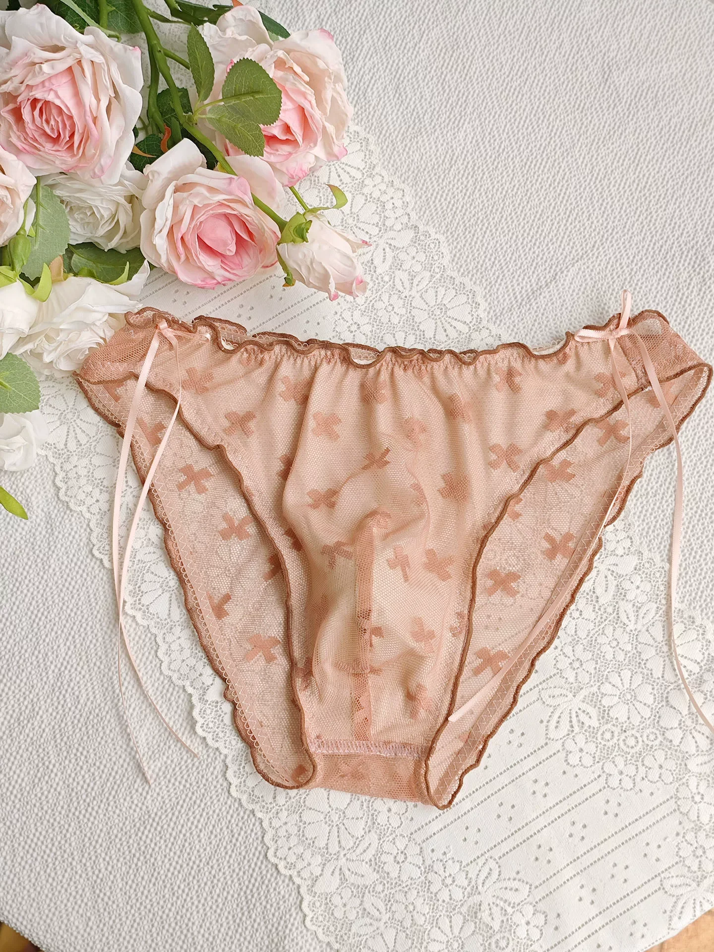 

Мужские трусы-стринги с кружевом и цветочной вышивкой, сексуальные, шелковистые на ощупь, для живых выступлений, танцев, частных вечеринок, подарки для ЛГБТ, подарки для парней, FKK, тайский стиль, Харадзюку