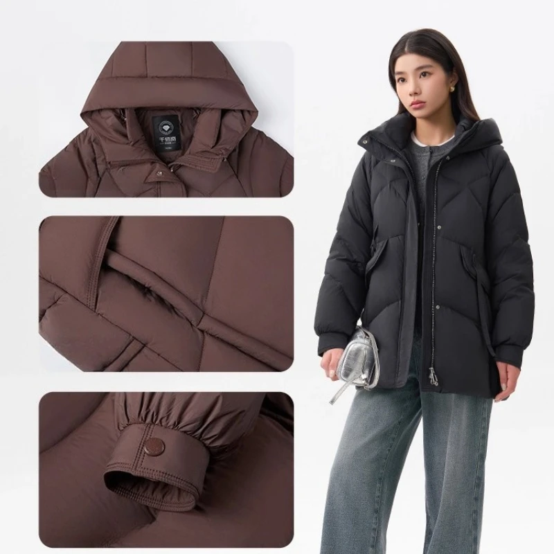 Długa kurtka puchowa damska Chericom, nowość zimy 2025, elegancka, codzienna kurtka z kapturem i stójką, zapinana na zamek, ocieplana odzież wierzchnia do pracy i na co dzień, model Y309162Y