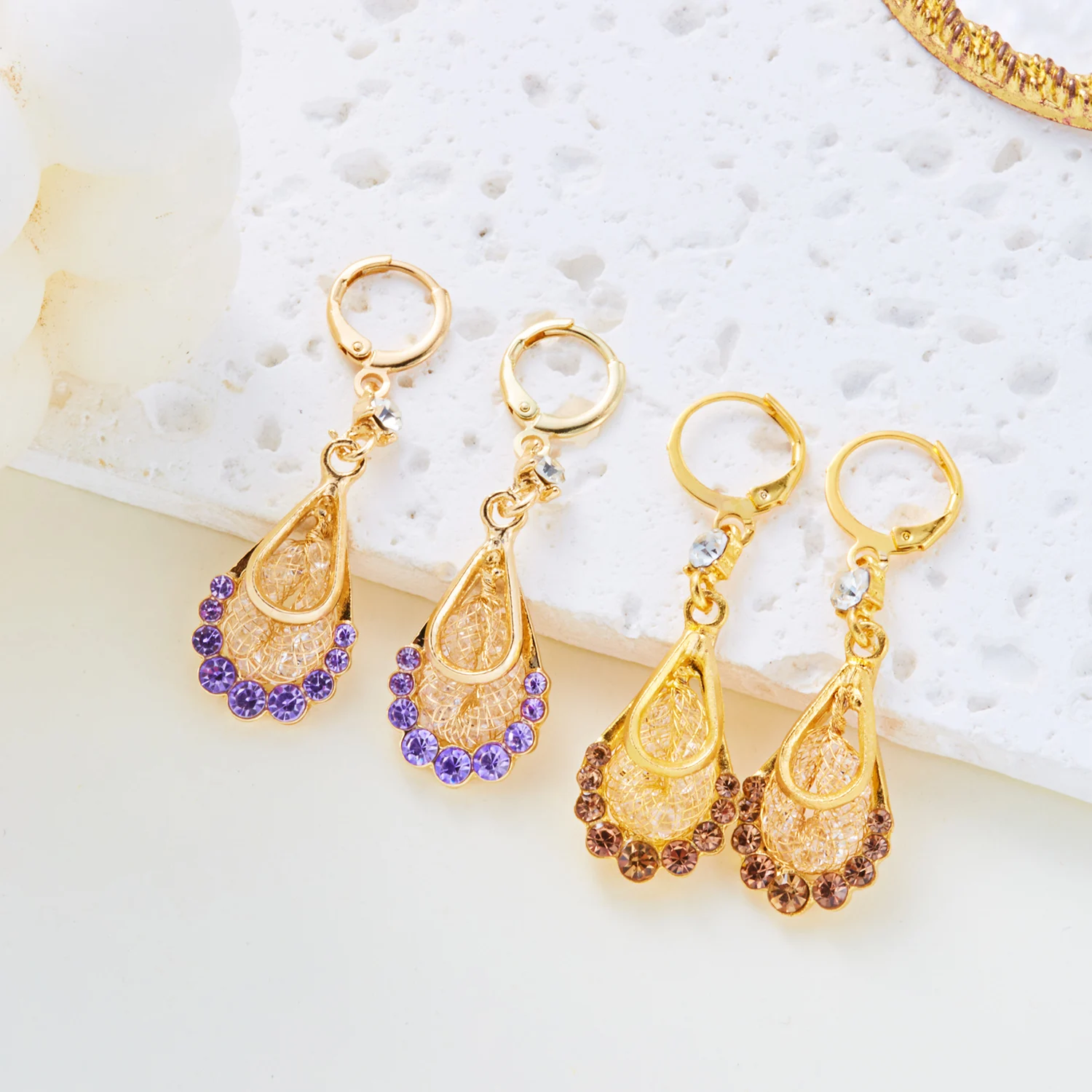 Luxuriöse Blumen-Tropfen-Ohrringe für Frauen, exquisites Zirkon-Intarsien-Blatt, vielseitiger Schmuck für den täglichen Gebrauch, lila Imitationsperlen-Ohrringe – Detail 7