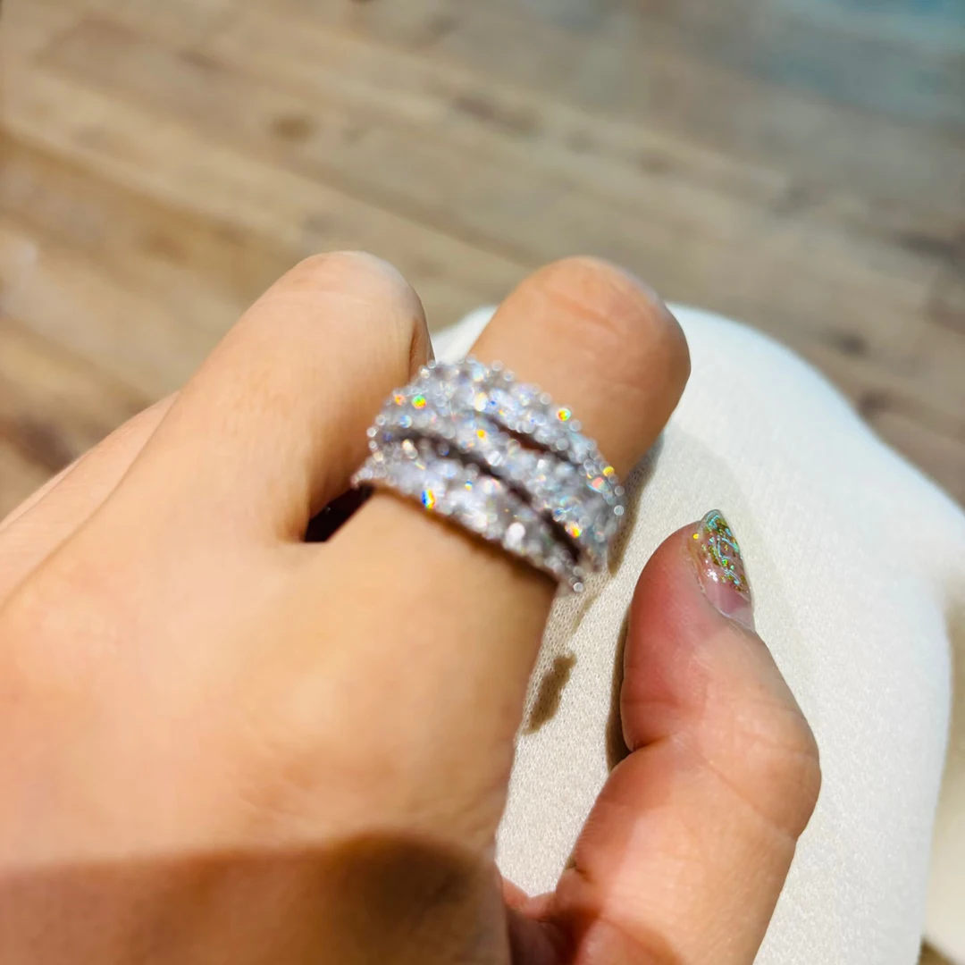 S925 Sterling Silber Voll-Diamant Spiralring für Damen CNC-beschichtet 18K Gold Kreuz Glänzender Ring