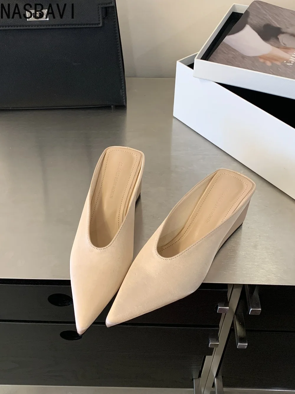 

Летние модные женские мюли на танкетке, французские элегантные замшевые туфли с острым носком для вечеринок, шлепанцы для девушек, Zapatos Mujer Dress