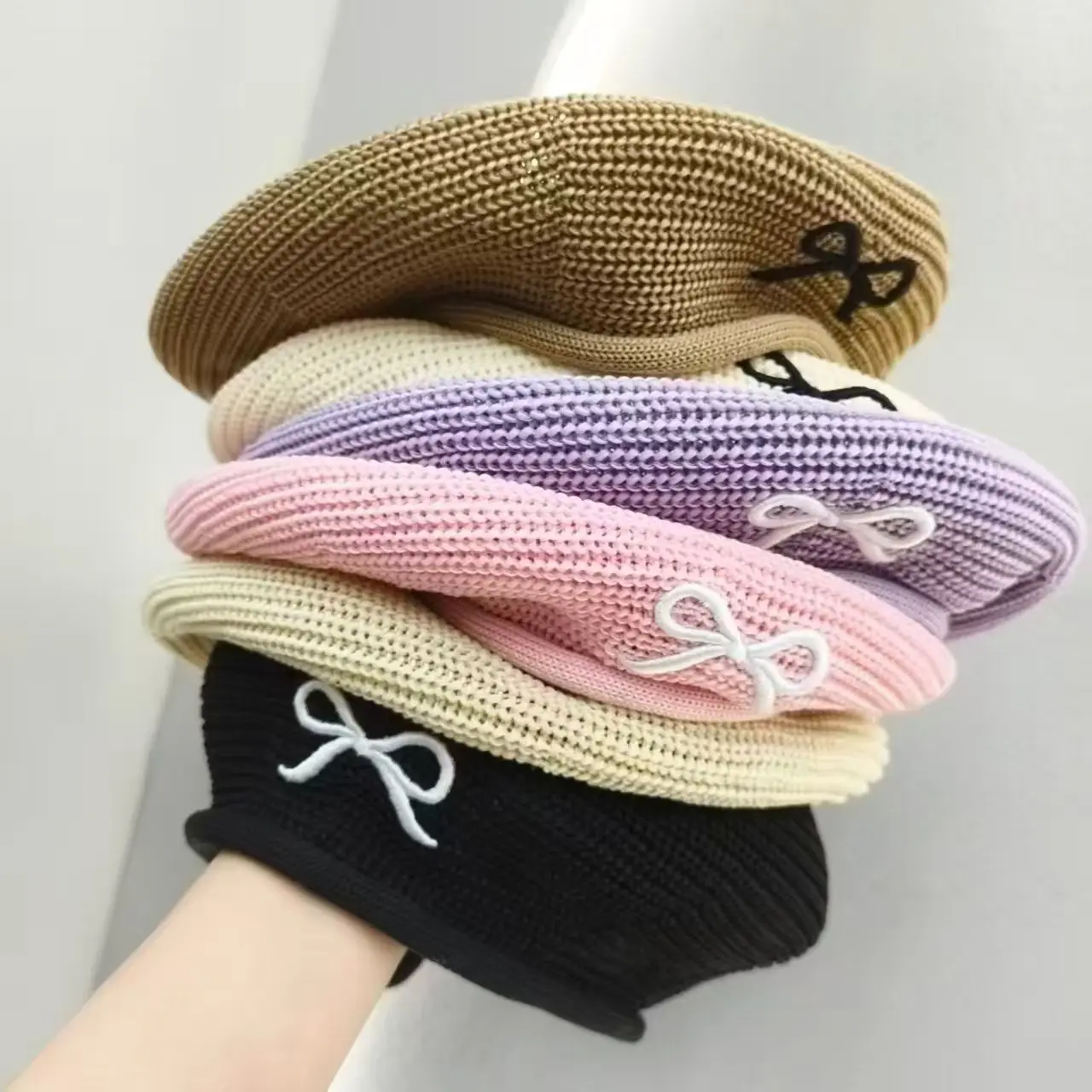 Neues Modell Frühling und Sommer Gestrickte Baskenmützen im sanften Stil für Damen mit Schleifenstickerei, modischer Trend, vielseitige Baskenmütze