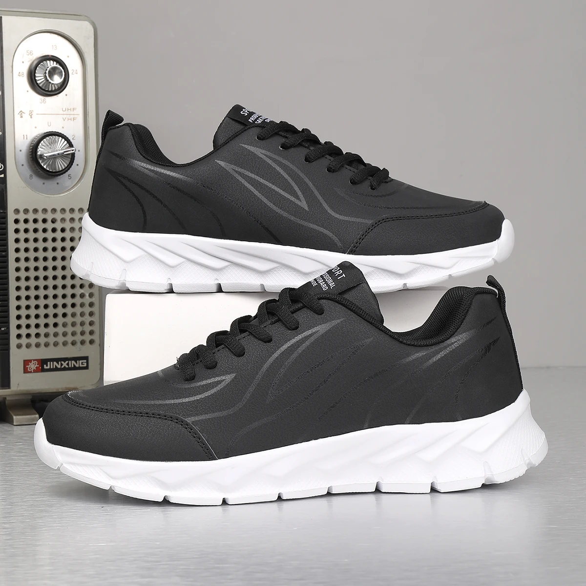 

Men Sports Shoes High-quality Wear-resistant Leather Anti Slip Flat Autumn Outdoor Running Shoes Daily Wear Casual Sneakers Men