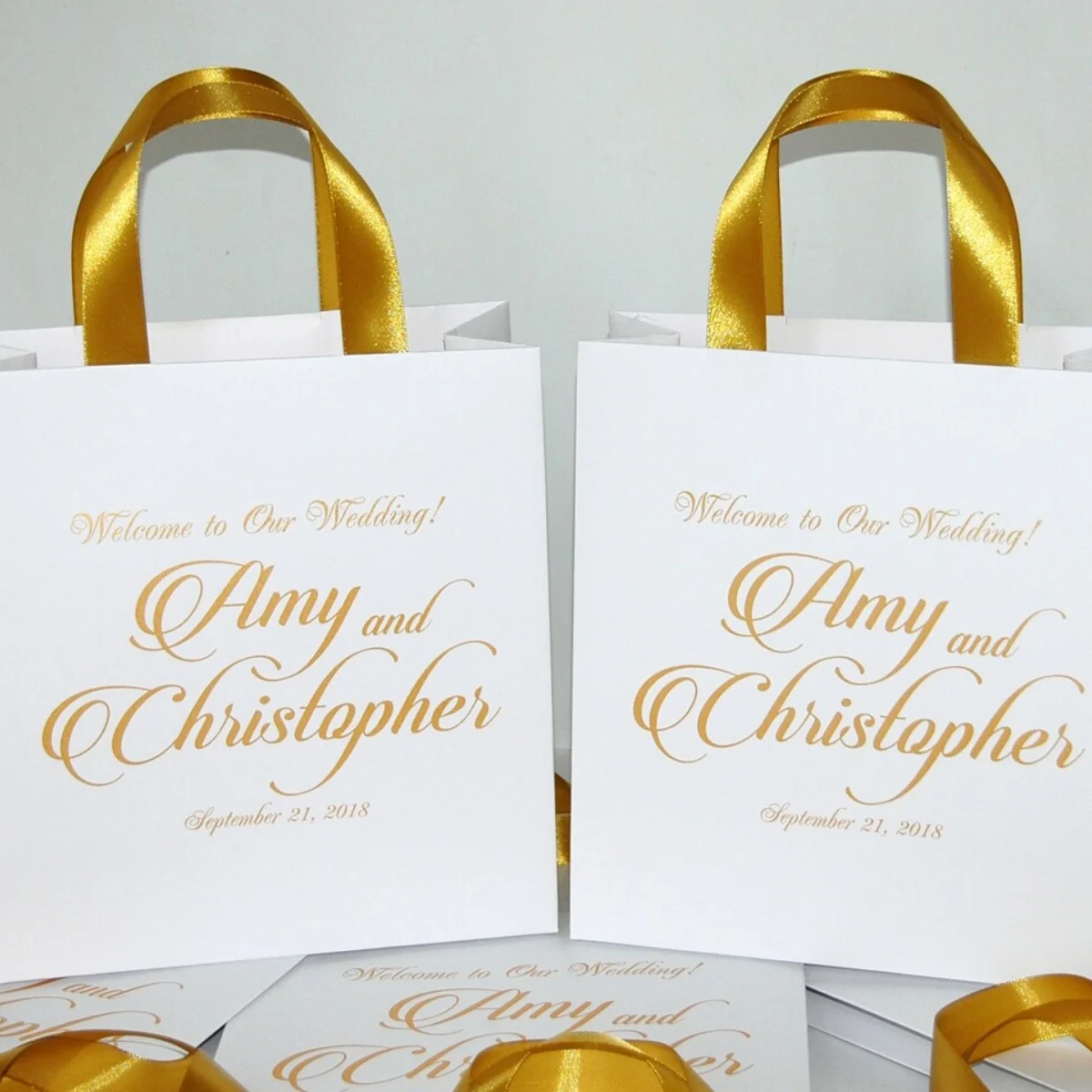 

Лавандовые свадебные сумки с ручками из атласной ленты и вашими именами - Персонализированные сумки для ваших гостей - Свадебные подарки и