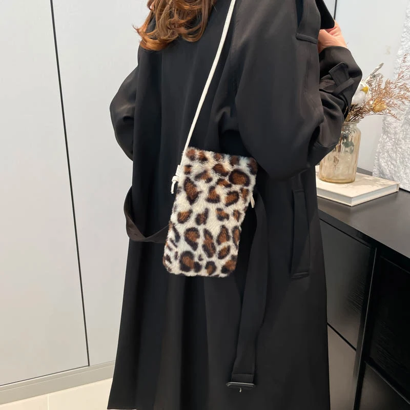 Mode Frauen Kuh Druck Mini Schulter Taschen Weibliche Winter Plüsch Unterarm Taschen Leopard Zebra Muster Flauschigen Tragetaschen Kleine Geldbörsen – Detail 9