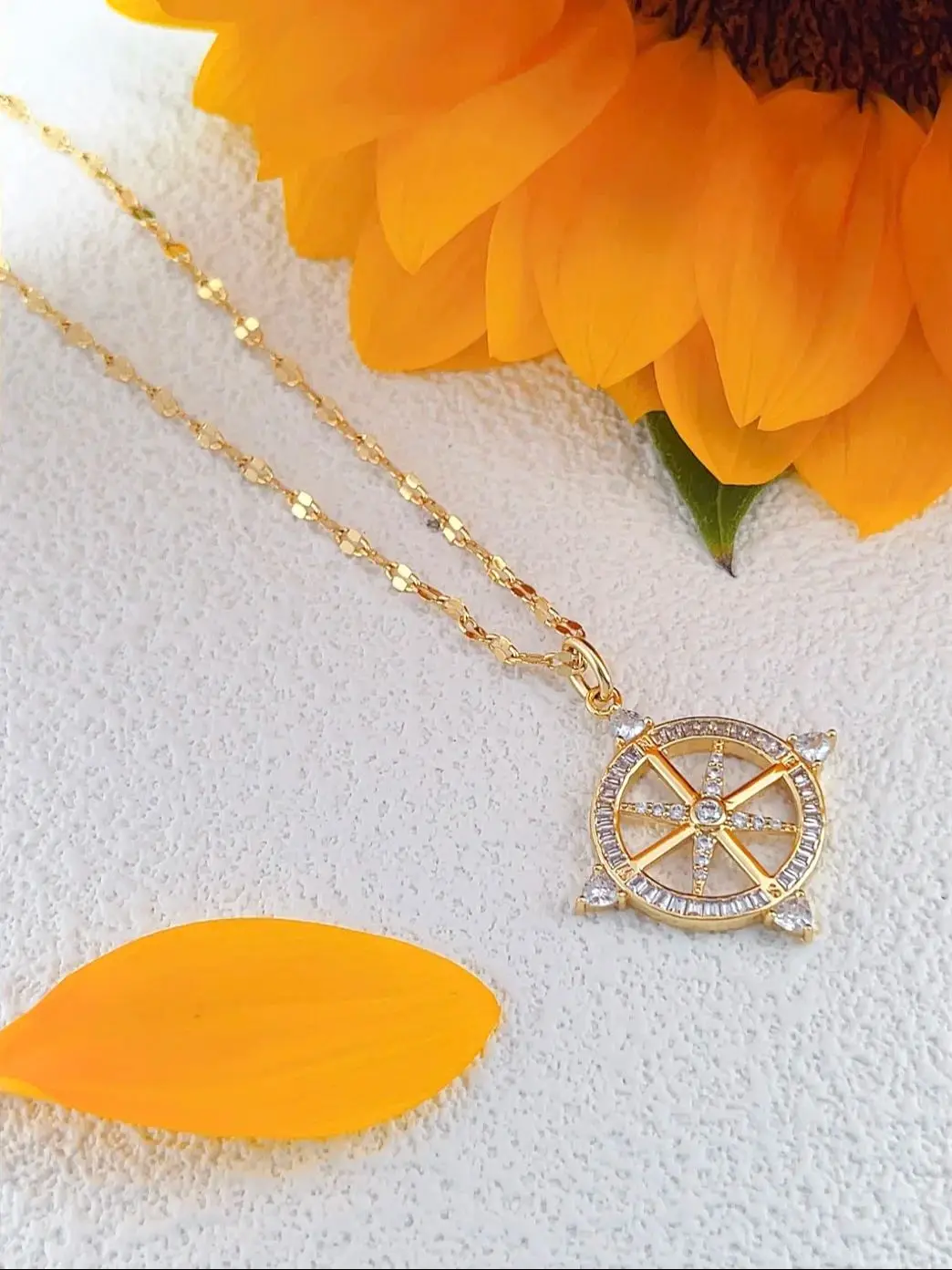 

Europe and the United States simple retro rudder disk-shaped zirconia personalized pendant necklace elegant temperament jewelry