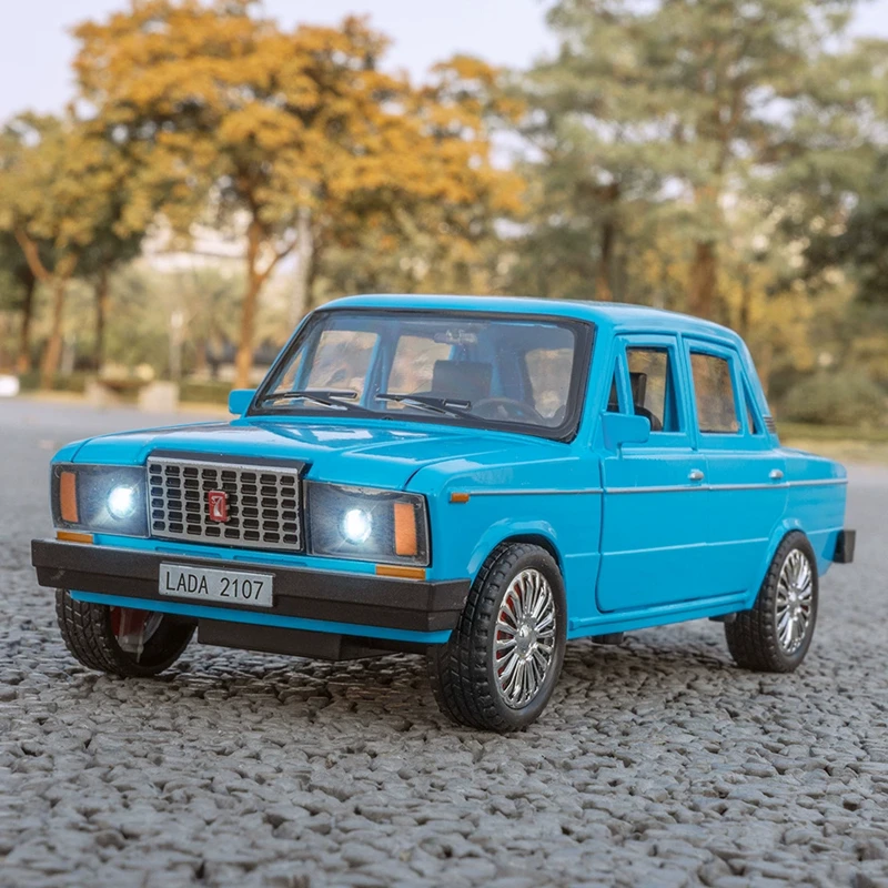 1/18 LADA 2107 Classic Car Alloy Car Model Diecast Metal Vehicles Car Model Simulation Sound and Light Collection Kids Toys Gift