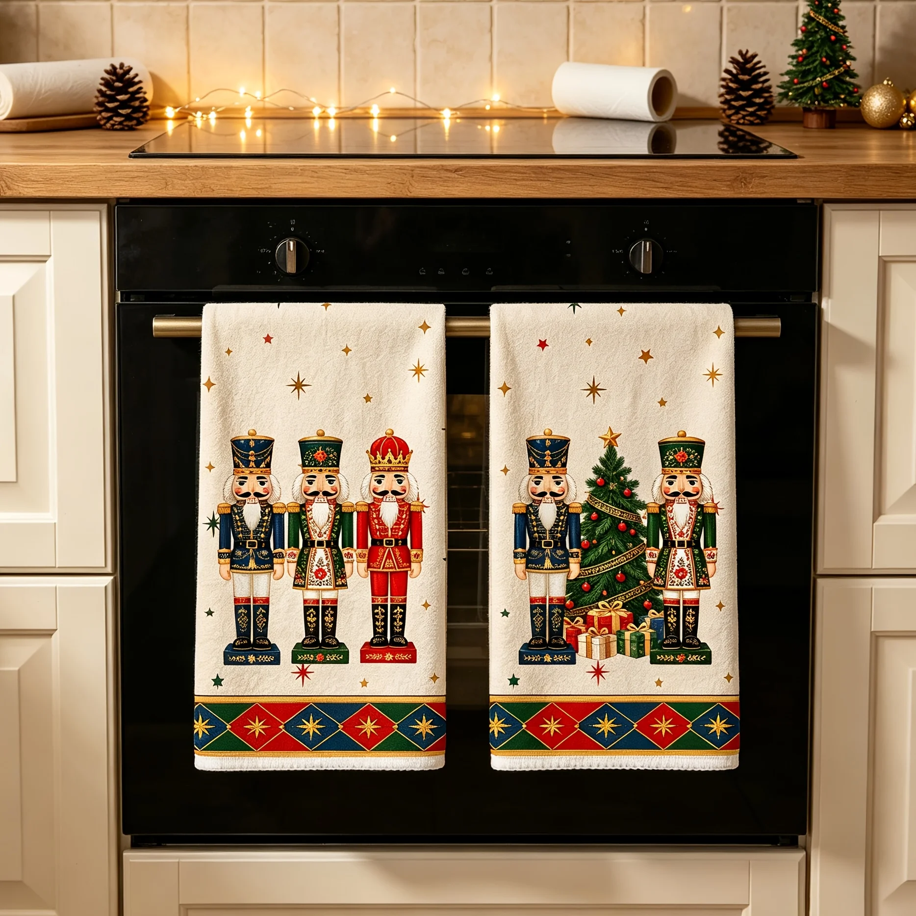 Set van 2 kerstkeukendoeken, met een print van een aardappelkraker-soldaat en een kerstboom in aquarelstijl, in een cadeauverpakking. Amerikaanse kerstkeukendoeken in landelijke stijl, absorberende