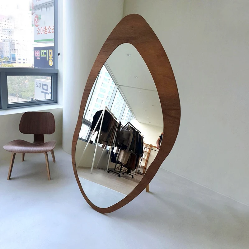 Clothing store special dressing mirror floor-to-ceiling, full-body photograph, hree-dimensional i tall