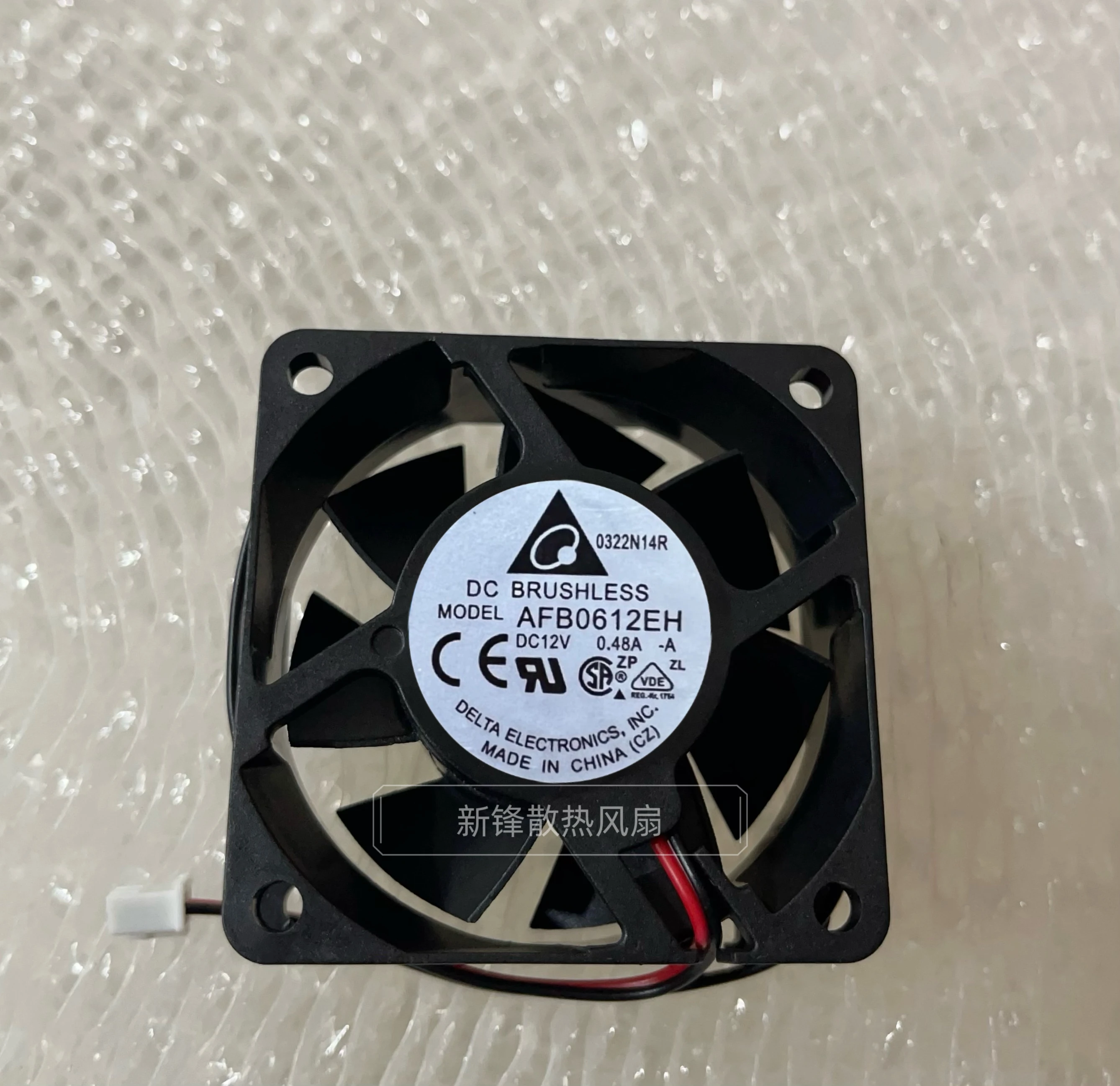 

Delta AFB0612EH DC 12 В 0,48 А 60x60x25 мм 2-проводной охлаждающий вентилятор для сервера