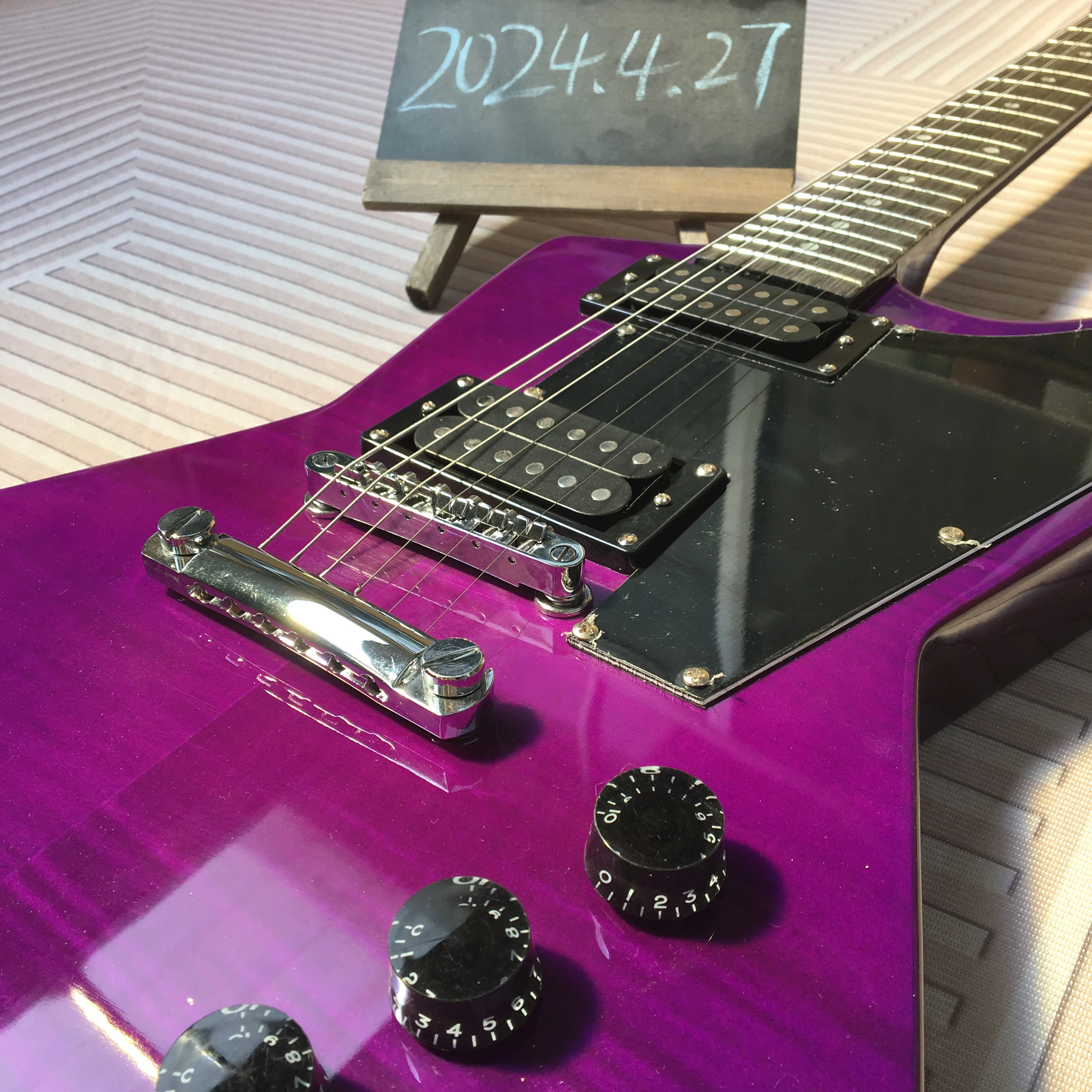 Free shipping in Stock electric guitar order immediately  purple guitar  mahogany body guitars 6 strings guiatrra  guitar