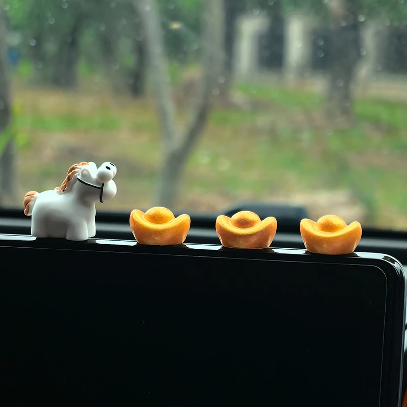 

Elegant Feng Shui Horse Car Ornament Lucky Wealth Attracting Dashboard Decor for Women Resin Decor Gift Car Interior Accessories