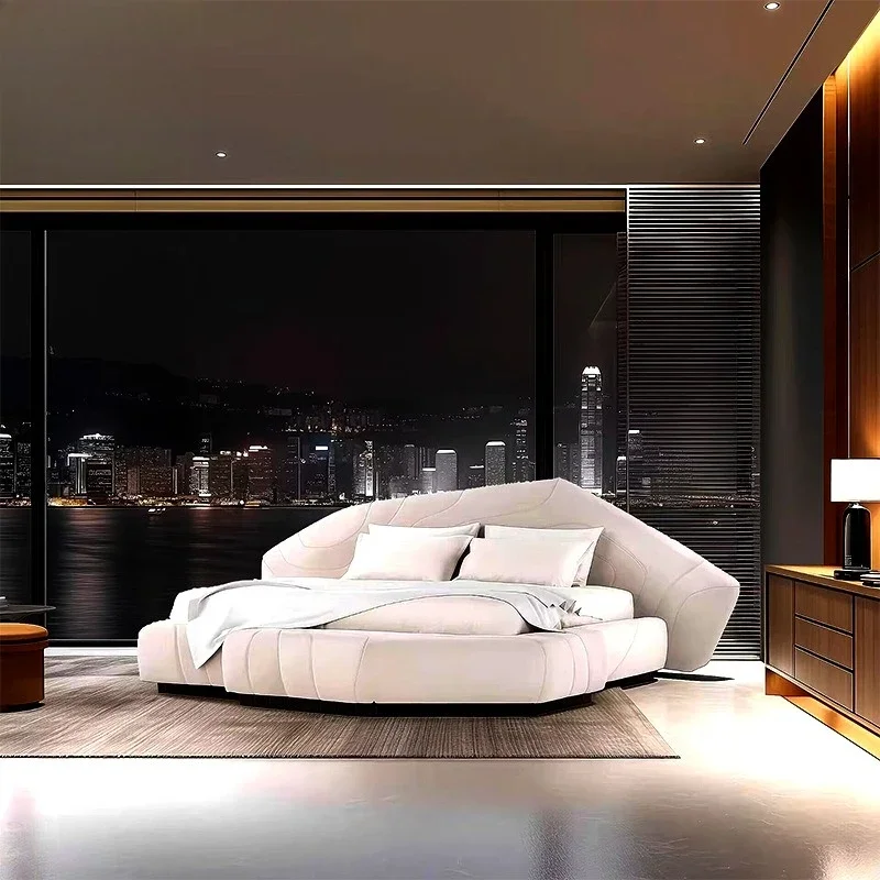 Tempat tidur ganda mewah bergaya villa dengan lampu putih, kamar tidur utama desainer, tempat tidur layar lebar kreatif