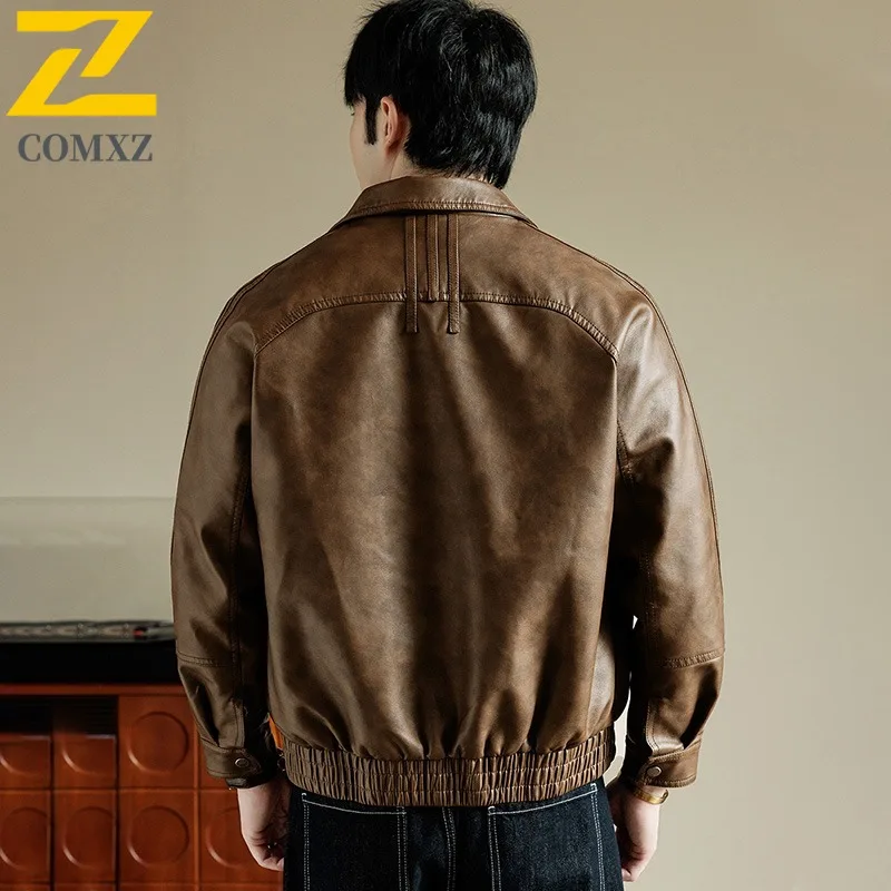 COMXZ 2025 الرجال النمط الأمريكي دراجة نارية سترة جلدية الخريف بسيطة تنوعا الوقوف طوق فضفاضة تناسب موضة بلون معطف