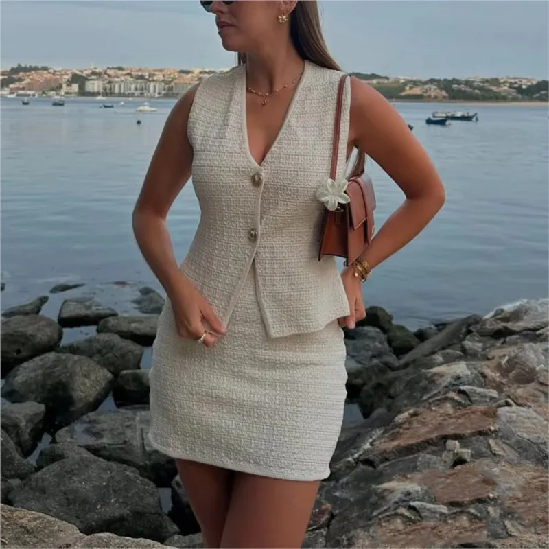 

Elegant knitted texture Vest Top Women Sleeveless Single Breasted V-Neck Tank Top 2025 New Summer Fashion Casual Slim Outerwears