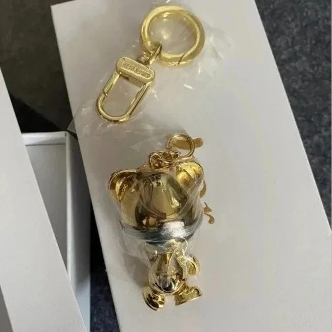 Il nuovo ciondolo commemorativo retrò con orso fresco può spostare il ciondolo attraente portachiavi con mano e piede di orso premium in oro