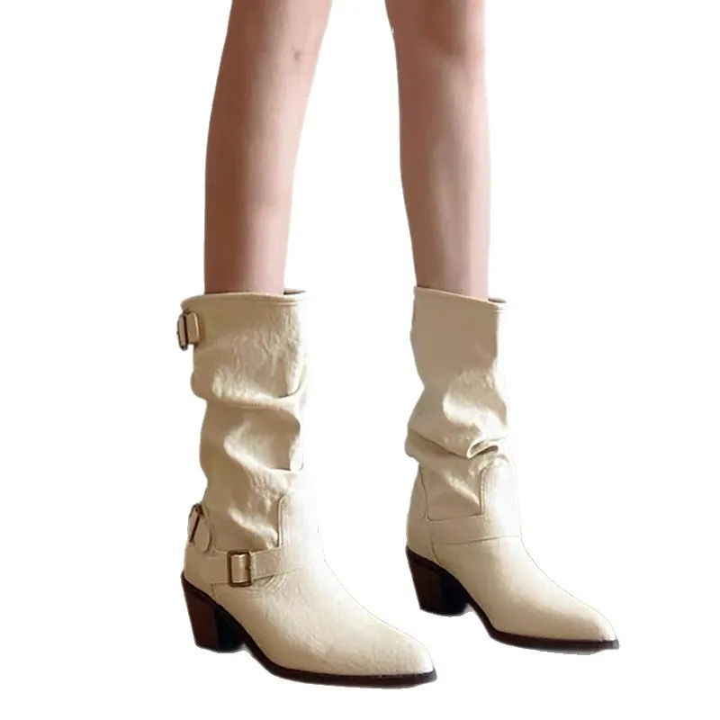 حذاء للكاحل من الجلد الأبيض على الطراز البريطاني للنساء - حذاء مارتن بكعب مكتنز بمقدمة مدببة مع إبزيم حزام