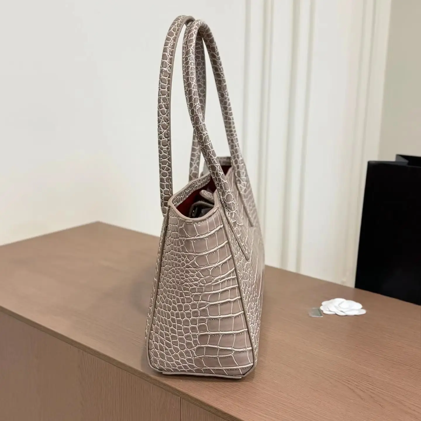 Sac fourre-tout en cuir gaufré effet croco gris clair, grand sac à main avec poignées supérieures et chaîne dorée, sac à bandoulière de bureau de luxe inspiré des créateurs