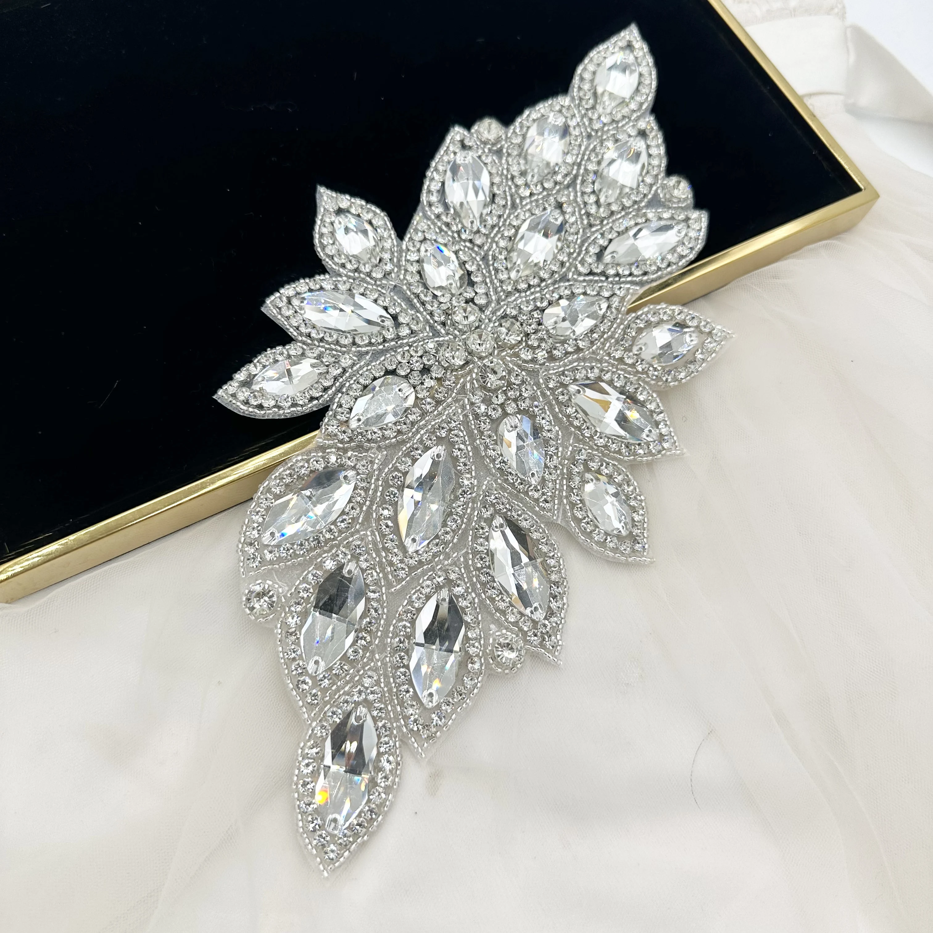 Fleur de poitrine orange en strass de verre cousus main avec adhésif thermofusible pour robe de mariée, ceinture et perlage DIY