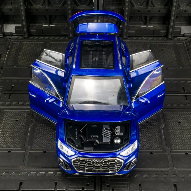 1:24 Audi Q5 liga modelo de carro ornamentos coleção portas de brinquedo acústica-óptica pull-back para crianças e porta-malas do capô podem ser abertas.