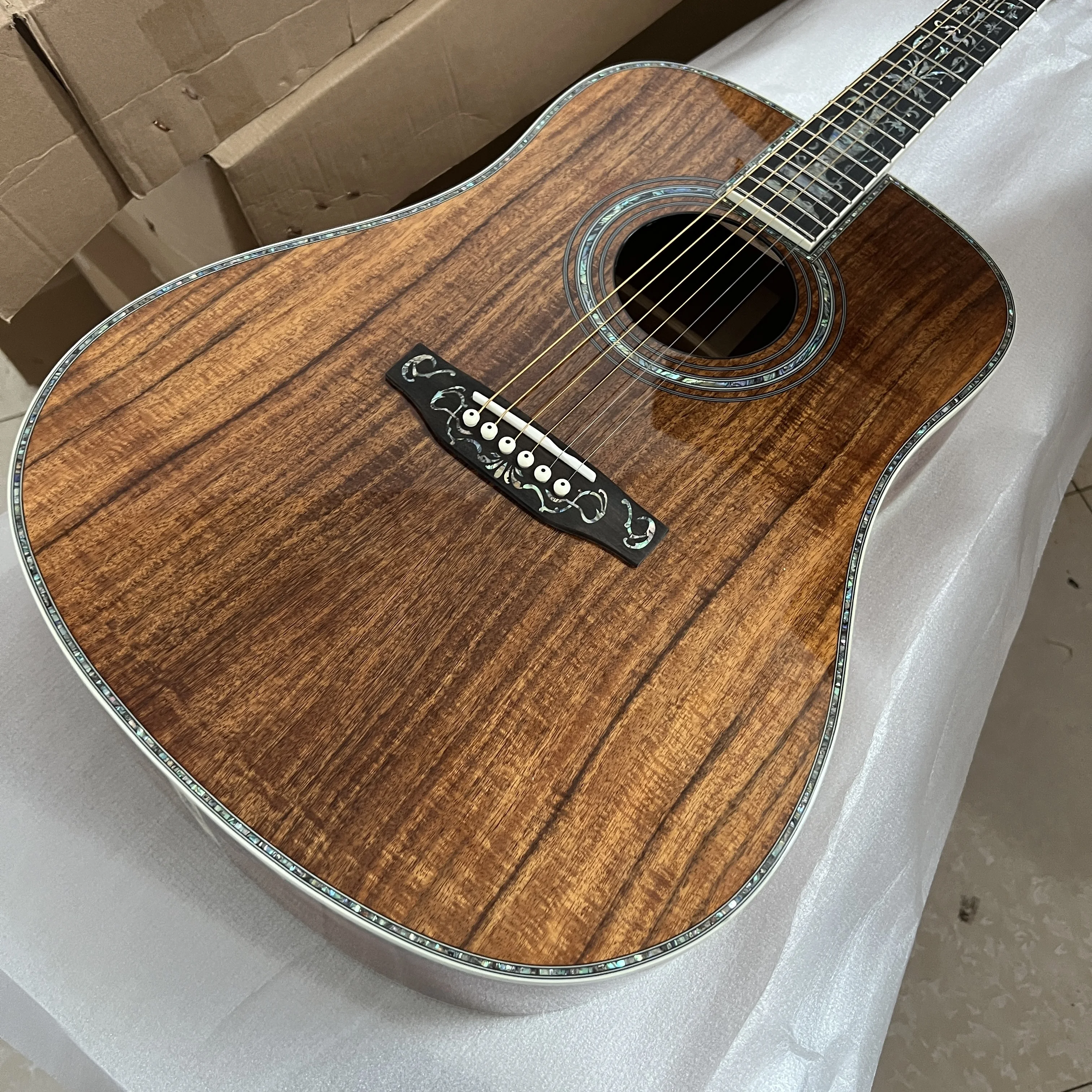 

Luxury acoustic guitar, spruce panel side and back, ebony fingerboard abalone shell binding NO:2