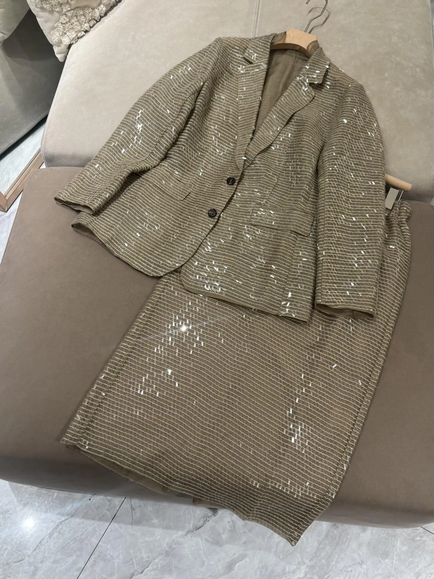 

Women's Spring and Summer New Heavy Silk Series Suit Jacket Round Neck Short Sleeve Skirt Set