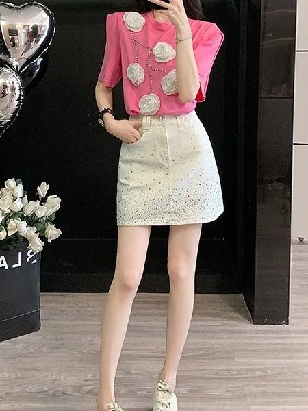 ชุดเซ็ตสองชิ้น เสื้อยืดลายดอกไม้ 3 มิติ ดีไซน์หรูหราเบาๆ สไตล์ทันสมัยสำหรับผู้หญิง พร้อมกระโปรงยีนส์ประกายวิบวับ