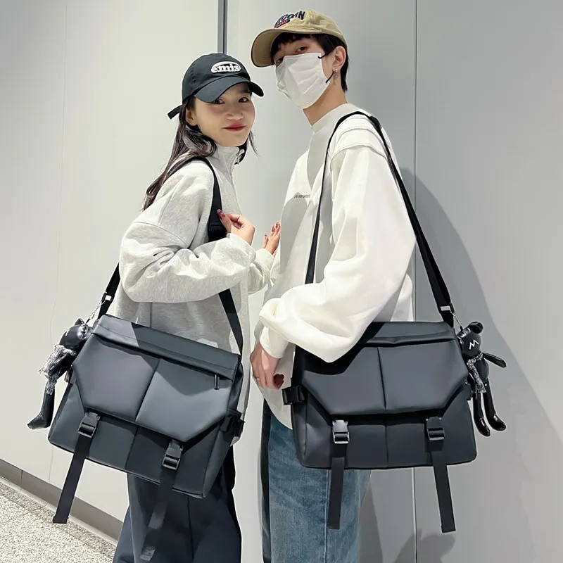 Europe and the United States new trend shoulder bag fashion simple leisure bag large capacity student commuter messenger bag.