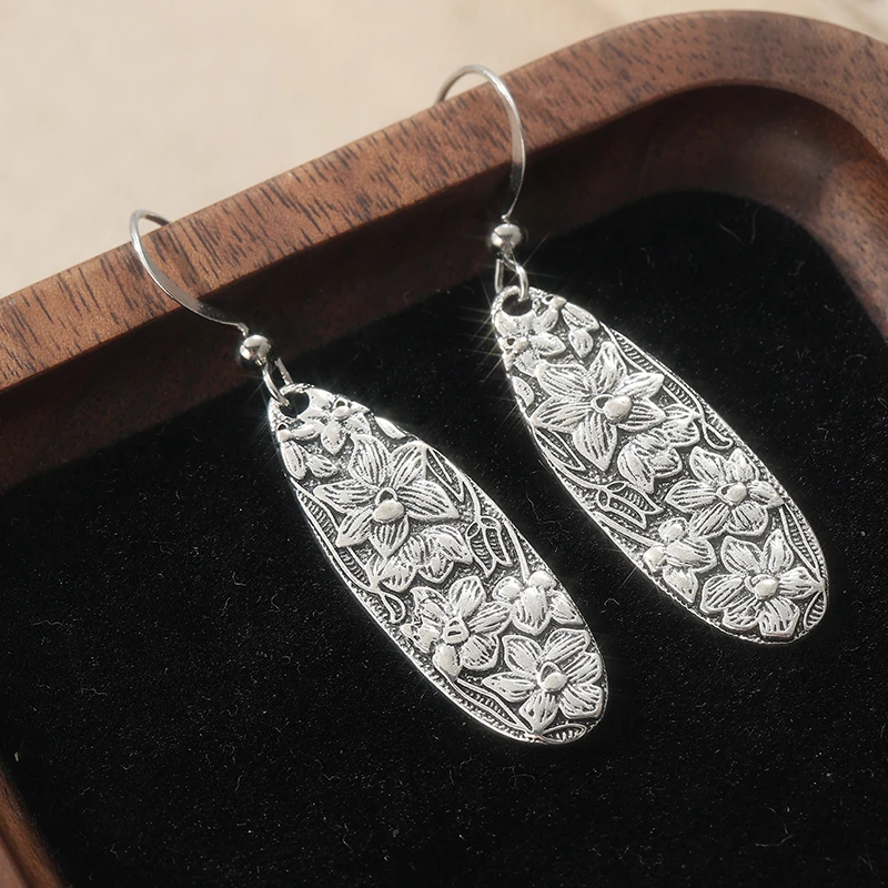 Kreative silberfarbene Blumen-Ohrhänger für Damen, handgeschnitzte geometrische Ohrringe aus Metall für Partys – Detail 5