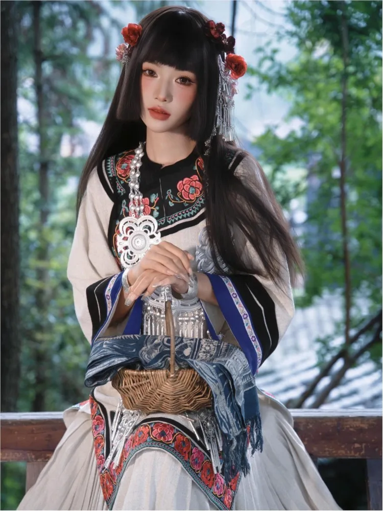 

Women's white cotton and linen acne embroidery performance costume photography