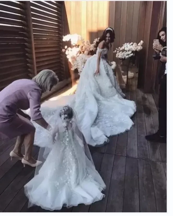 カスタマイズされた美しいオフショルダー3Dフラワーアップリケのウェディングドレス、取り外し可能なトレーン付きのボールガウンブライダルガウン