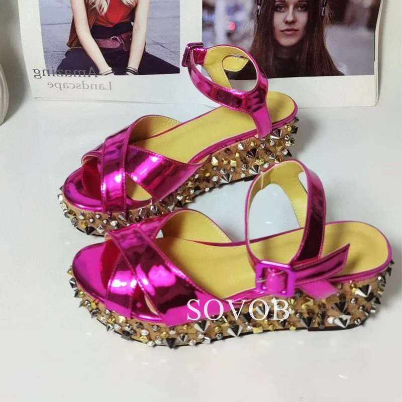 Couro envernizado de cristal brilhante rebite feminino Decoração Cunhas Sandálias, sandálias gladiador do dedo do pé redondo, versátil sapatos simples, verão