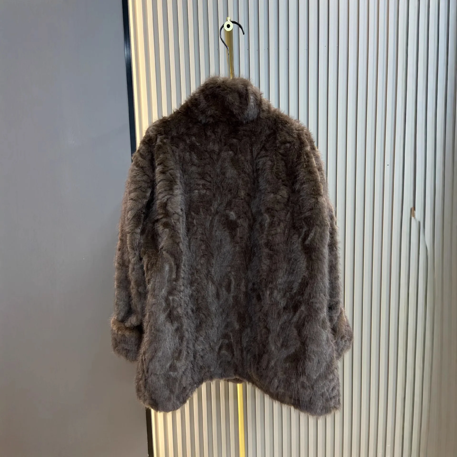 معطف متوسط الطول من فرو المنك المقلد للنساء شتاء جديد بياقة واقفة معطف فرو متكامل على الطراز الكوري فضفاض من الفرو الصناعي