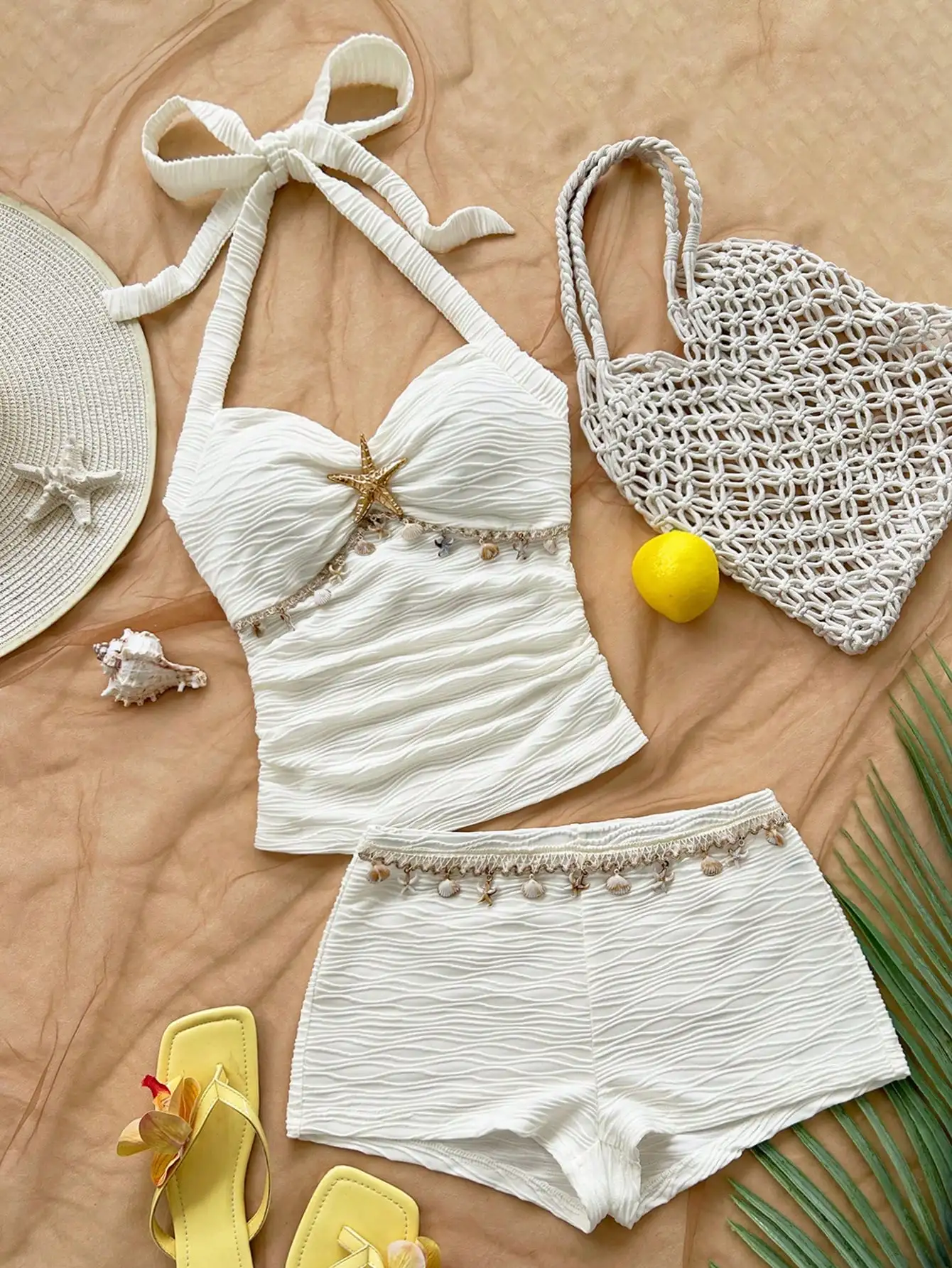 

Белый комплект из топа-халтера с рюшами и шорт с декором в виде ракушек для пляжного отдыха